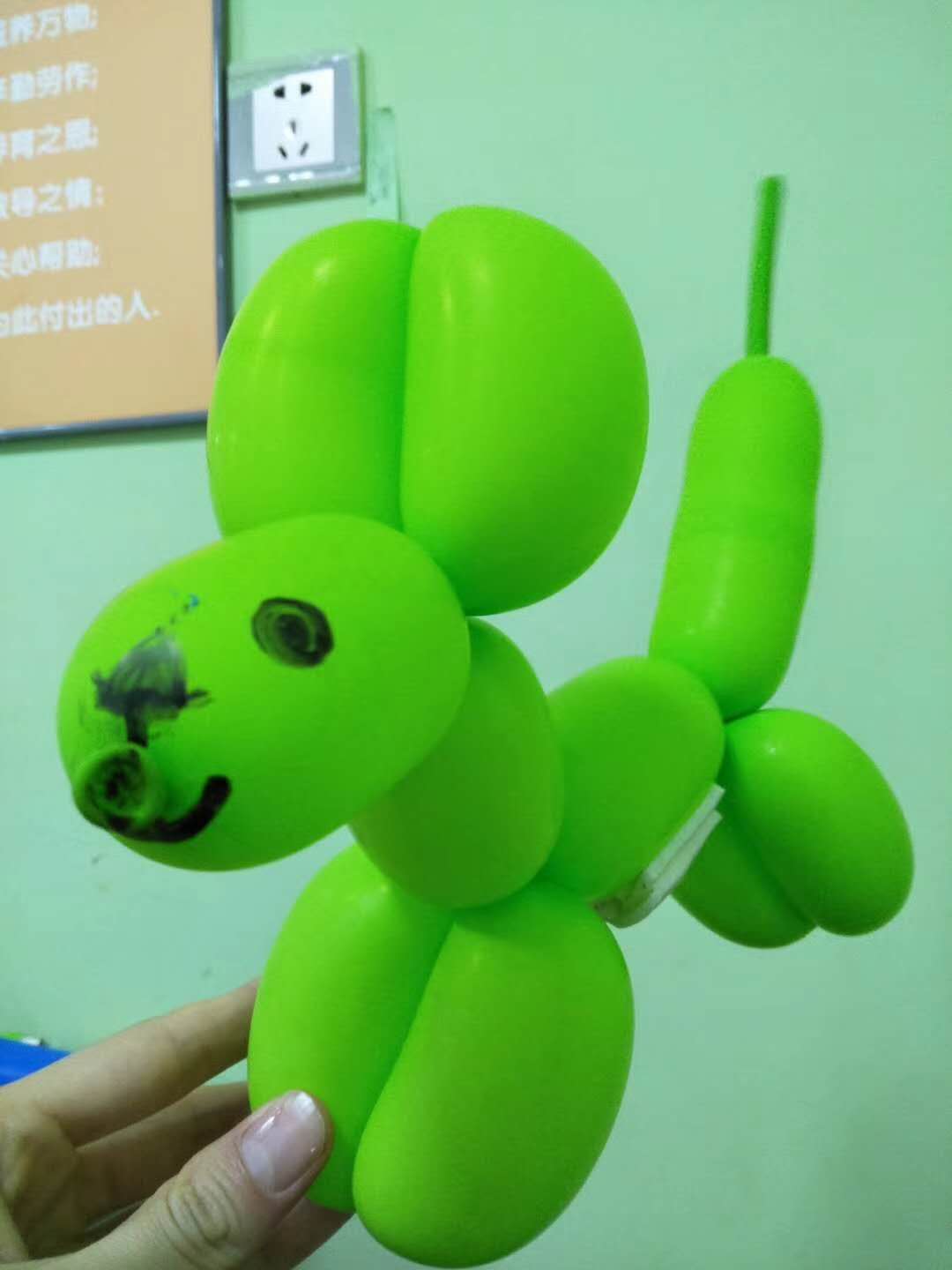 第二节课是气球创意造型,教孩子们学做各种各样他们心爱的动物造型