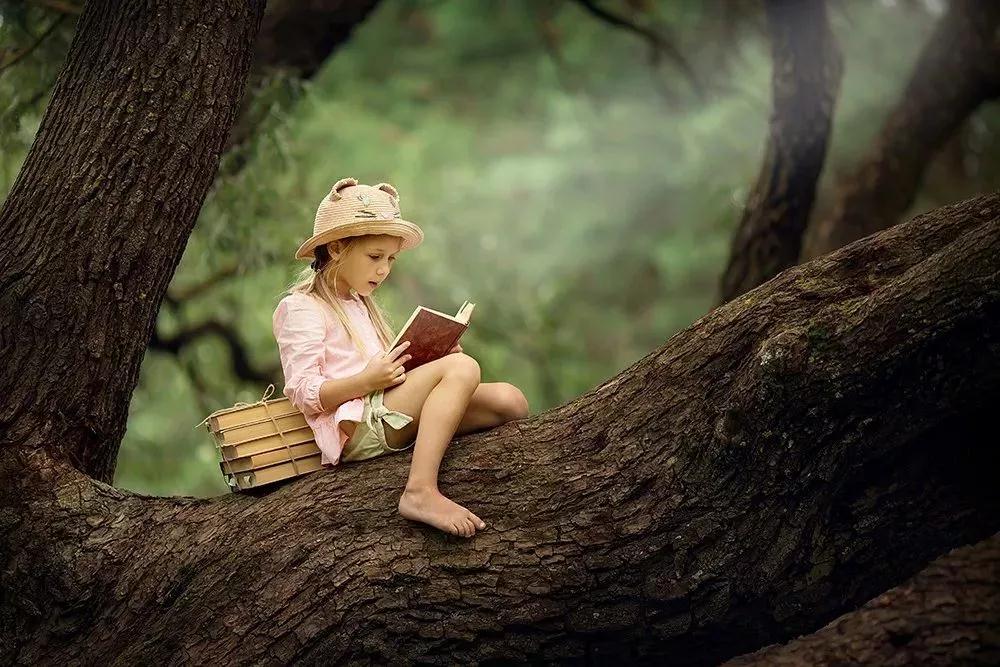 爱读书的孩子思想更丰富,成熟,不容易陷入偏见和固执中;爱读书的孩子
